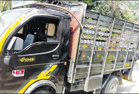 மேல்பாடி அருகே, சரக்கு ஆட்டோ கவிழ்ந்து மூதாட்டி பலி - 7 குழந்தைகள் உள்பட 20 பேர் படுகாயம்