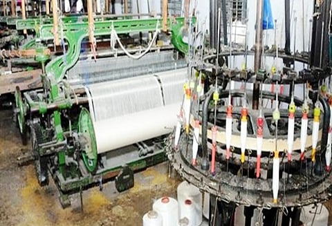 விசைத்தறி தொழிலாளர் கூலி உயர்வு பிரச்சினை: முத்தரப்பு பேச்சுவார்த்தை ஒத்திவைப்பு வேலை நிறுத்தம் தொடரும் என அறிவிப்பு