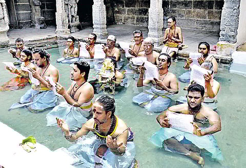 பழனி பெரியநாயகி அம்மன் கோவிலில் மழை வேண்டி வருண பூஜை