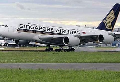 டெல்லி விமான நிலையத்தில் சிங்கப்பூர் ஏர்லைன்ஸ் விமானம் அவசரமாக தரையிறக்கம்