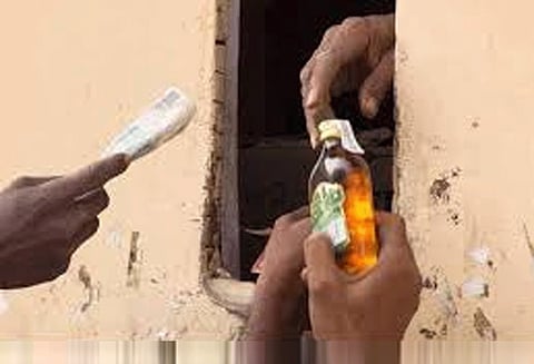 ஜேடர்பாளையம் பரிசல்துறை பகுதியில் அதிகாலையிலேயே மது விற்பனை பொதுமக்கள் புகார்