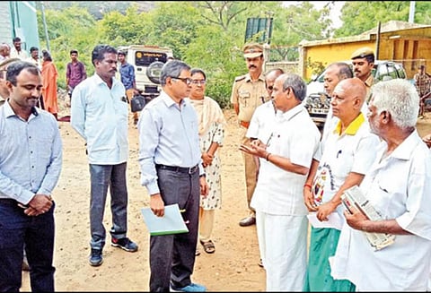 அடிப்படை வசதியின்றி பக்தர்கள் அவதி, சதுரகிரி கோவிலில் இந்து சமய அறநிலையத்துறை ஆணையர் ஆய்வு