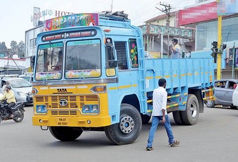 ஊட்டி நகரில், பகல் நேரங்களில் தாறுமாறாக இயக்கப்படும் லாரிகள்
