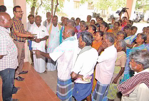 கோவில்பட்டி யூனியன் அலுவலகத்தை பொதுமக்கள் முற்றுகை அடிப்படை வசதிகள் செய்துதர கோரிக்கை