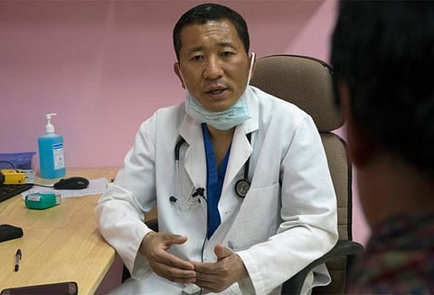 வாரநாட்களில் அரசு பணியாற்றிவிட்டு சனிக்கிழமைகளில் மருத்துவ சேவை வழங்குகிறார், பூடான் பிரதமர்