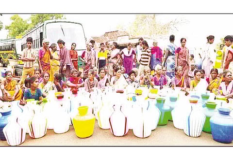 மணப்பாறை அருகே குடிநீர் கேட்டு காலிக்குடங்களுடன் பொதுமக்கள் சாலை மறியல் 3 மணி நேரம் போக்குவரத்து பாதிப்பு