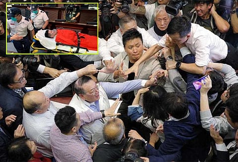 ஹாங்காங் சட்டசபையில் பயங்கர மோதல் - உறுப்பினர்கள் காயம்