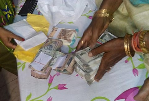 பா.ஜனதா பெண் வேட்பாளர் மீது வழக்கு பதிவு - ஓட்டல் அறையில் இருந்த ரூ.4 லட்சம் பறிமுதல்