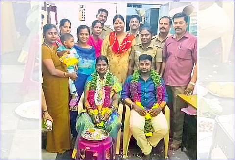 கொருக்குப்பேட்டை போலீஸ் நிலையத்தில் பெண் போலீசுக்கு வளைகாப்பு சக போலீசாரே நடத்தினர்