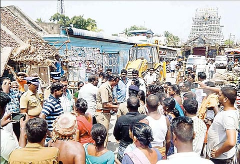 கடலூர், பாடலீசுவரர் கோவில் சன்னதி தெருவில் ஆக்கிரமிப்புகள் அகற்றம் - நடைபாதை வியாபாரிகள் எதிர்ப்பு