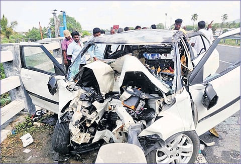 ஆத்தூர் அருகே பாலத்தில் கார் மோதி தீப்பிடித்தது; தந்தை-மகள் சாவு சென்னையை சேர்ந்தவர்கள்