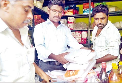 கூத்தாநல்லூரில், ரூ.60 ஆயிரம் பிளாஸ்டிக் பொருட்கள் பறிமுதல் - கடை உரிமையாளர்களுக்கு அபராதம்