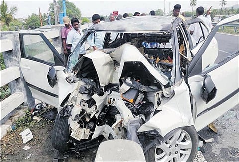 ஆத்தூர் அருகே, பாலத்தின் தடுப்புச்சுவரில் கார் மோதி தீப்பிடித்ததில் தந்தை-மகள் பரிதாப சாவு: 2 பேர் படுகாயம்