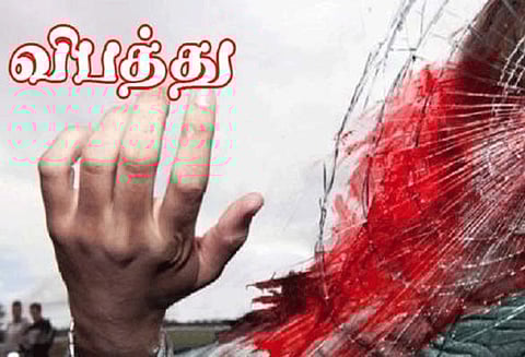 கடலூர் அருகே மோட்டார் சைக்கிள்-கார் மோதல்; ஒரே குடும்பத்தை சேர்ந்த 4 பேர் படுகாயம்