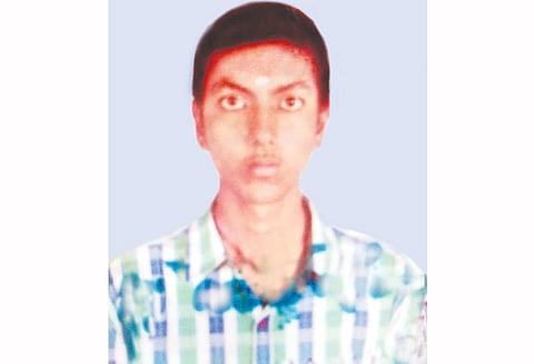 ராஜாக்கமங்கலம் அருகே ராட்சத அலையில் சிக்கிய கல்லூரி மாணவர் கதி என்ன? 3 பேர் மீட்பு