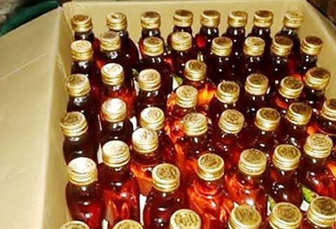 கும்பகோணத்தில் சரக்கு வேனில் கடத்தி வரப்பட்ட ரூ.4½ லட்சம் மதுபாட்டில்கள் பறிமுதல்