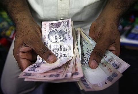 தொடர்ந்து பணம் கேட்டு தொல்லை; மகனை விஷ ஊசி போட்டு கொன்ற பெற்றோர்