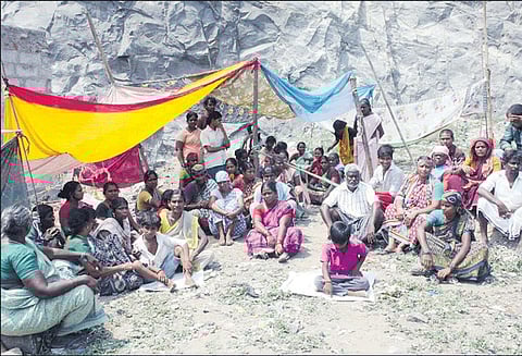 சேலத்தில், பட்டா கேட்டு கரட்டில் குடியேறி பொதுமக்கள் போராட்டம்