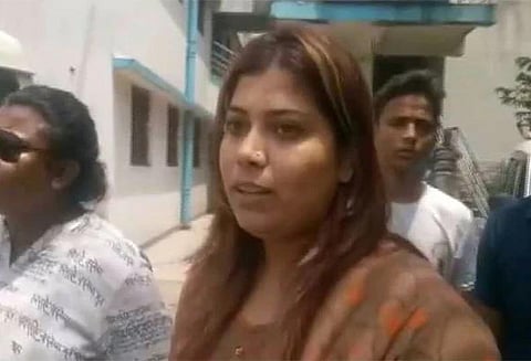 மம்தா பானர்ஜி படத்தை வைத்து அவதூறு: பா.ஜனதா பெண் பிரமுகர் கைது