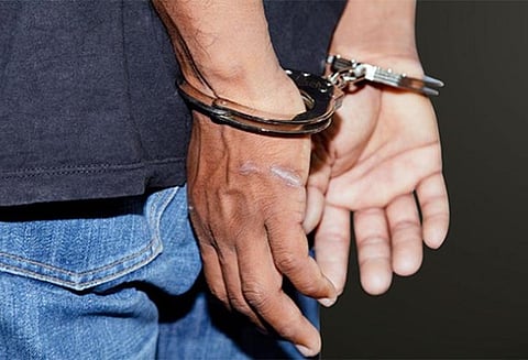 காஷ்மீரில் ஆயுதங்களுடன் பதுங்கி இருந்த 2 பேர் கைது - போலீசார் விசாரணை