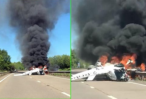 இங்கிலாந்தில் பரபரப்பு: சாலையில் தலைகுப்புற கவிழ்ந்த விமானம் - அதிர்ஷ்டவசமாக பயணிகள் உயிர் தப்பினர்