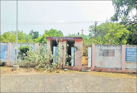 திருவள்ளூர் கலெக்டர் அலுவலகத்தில் பராமரிப்பு இல்லாத கழிப்பறை கட்டிடம்