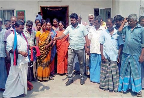 குடிநீர் பிரச்சினையை தீர்க்கக்கோரி அவினாசி ஊராட்சி ஒன்றிய அலுவலகம் முற்றுகை