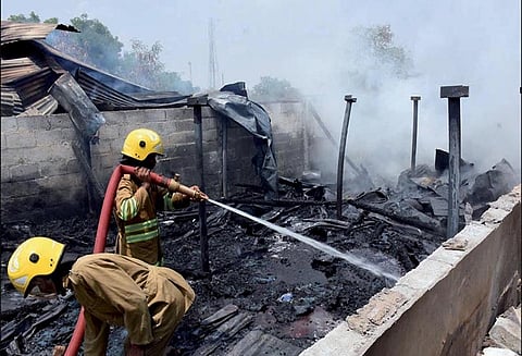 சாயப்பட்டறை குடோனில் தீ விபத்து; பிளாஸ்டிக் கேன்கள் எரிந்து நாசம் - கரும்புகை பரவியதால் பொதுமக்கள் அவதி