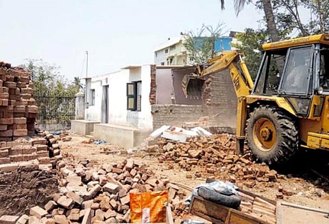 திருவண்ணாமலையில், ஆக்கிரமித்து கட்டப்பட்ட 2 வீடுகள் அகற்றம் - அதிகாரிகளுடன் வாக்குவாதம்