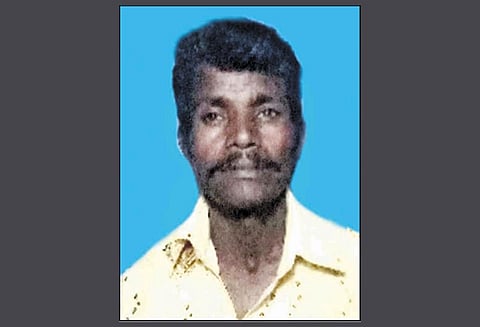 சேலத்தில் முன்விரோதம் காரணமாக தலையில் கல்லை போட்டு தொழிலாளி படுகொலை - வாலிபர் கைது