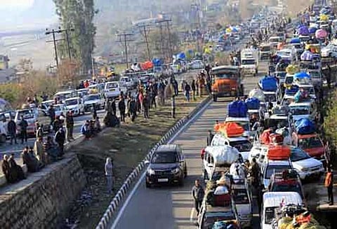 நிலச்சரிவால் ஜம்மு -ஸ்ரீநகர் தேசிய நெடுஞ்சாலை மூடல்: ஆயிரக்கணக்கான பயணிகள் பாதிப்பு