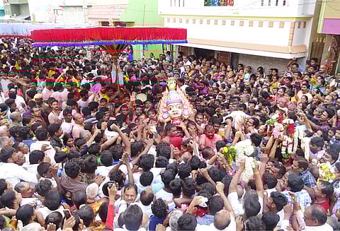 குடியாத்தத்தில் கெங்கையம்மன் சிரசு திருவிழா கோலாகலம்