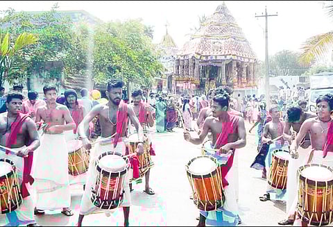 குமிழியம் மாரியம்மன் கோவில் சித்திரை தேரோட்டம் செண்டை மேளம் முழங்க பக்தர்கள் வடம் பிடித்தனர்