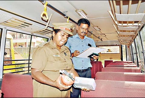 பழனியில், பள்ளி வாகனங்களை அதிகாரிகள் ஆய்வு