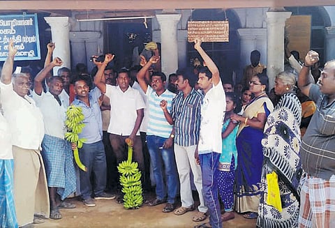 காயாமொழியில் மின்வாரிய அலுவலகத்தை பொதுமக்கள் முற்றுகையிட்டு போராட்டம் சேதமடைந்த மின்மாற்றியை சீரமைக்க வலியுறுத்தல்