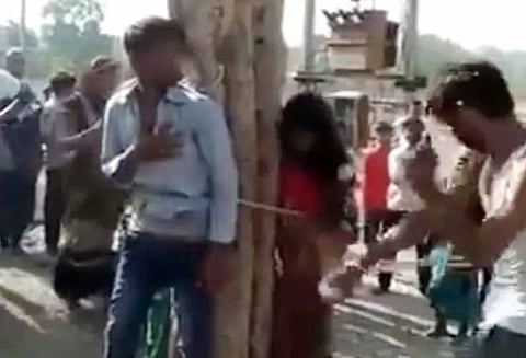 பெண்களை மரத்தில் கட்டி வைத்து அடித்து உதைத்த கிராமத்தினர்