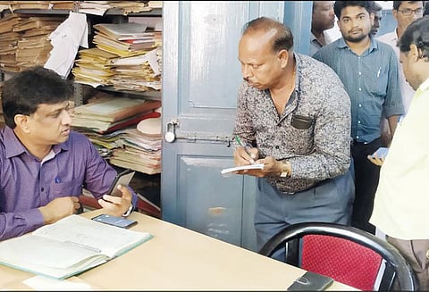 கோலார் நகரசபையில் கலெக்டர் ‘திடீர்’ ஆய்வு குடிநீர் பிரச்சினையை சரியாக கையாளவில்லை என்றால் கடும் நடவடிக்கை