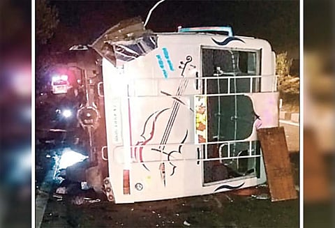 உளுந்தூர்பேட்டை அருகே, வேன் கவிழ்ந்தது - டிரைவர் உள்பட 13 பேர் படுகாயம்