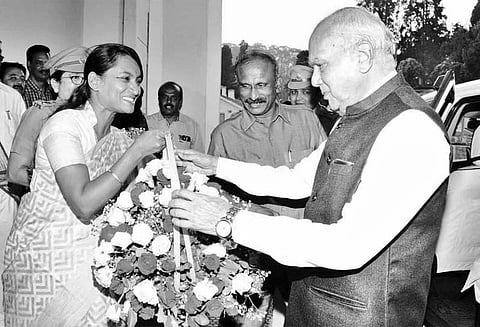 தமிழக கவர்னர் ஊட்டி வருகை, பூங்கொத்து கொடுத்து வரவேற்பு