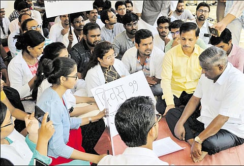 மராத்தா மருத்துவ மாணவர்கள் போராட்டம் ஒரு வாரமாக நீடிப்பு