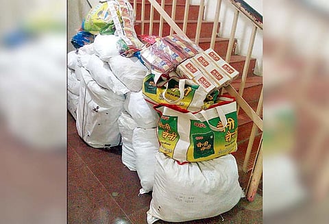 கோழி இறைச்சி கடையில் வைத்து விற்பனை, 260 கிலோ புகையிலை பொருட்கள் பறிமுதல் - வியாபாரி கைது