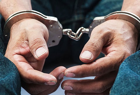 மணல் கடத்தி சென்ற லாரி மோதி 2 கார்கள் சேதம் : பெண்கள் உள்பட 5 பேர் கைது