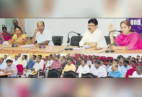 8 வாக்குச்சாவடிகளில் பணியில் ஈடுபடும் அலுவலர்கள் தேர்தல் நடத்தை விதிமுறைகளை முழுமையாக பின்பற்ற வேண்டும்