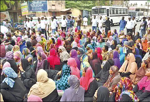 தூத்துக்குடி அருகே இளம்பெண் சாவு; உறவினர்கள் சாலை மறியல்