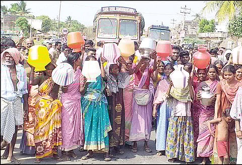 மீன்சுருட்டி அருகே குடிநீர் கேட்டு காலிக்குடங்களுடன் கிராம மக்கள் சாலை மறியல்
