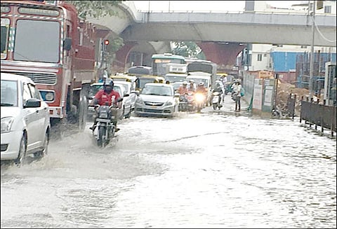 பல்வேறு இடங்களில் மரங்கள் முறிந்து விழுந்தன பெங்களூருவில் பலத்த காற்றுடன் ஆலங்கட்டி மழை