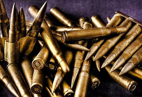 டாக்சியில் சென்ற போது 60 தோட்டாக்களை தவற விட்ட போலீஸ்காரர் பணி இடைநீக்கம்