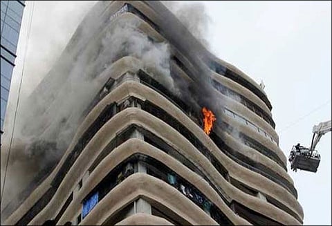 14 பேர் பலியான கேளிக்கை விடுதி தீ விபத்து: மும்பை மாநகராட்சி அதிகாரிகள் 3 பேரை பணி நீக்கம் செய்ய முடிவு