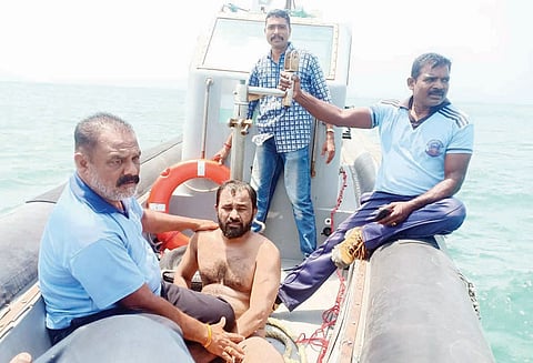 கன்னியாகுமரி கடலில் தத்தளித்த வாலிபர் ரோந்து படகில் சென்று போலீசார் மீட்டனர்