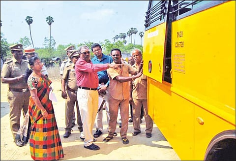 பள்ளி வாகனங்களை 31-ந் தேதிக்குள் ஆய்வு செய்ய வேண்டும் கலெக்டர் எச்சரிக்கை